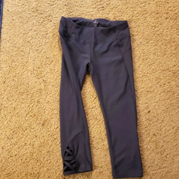 Yoga capris - Picture 1 of 3